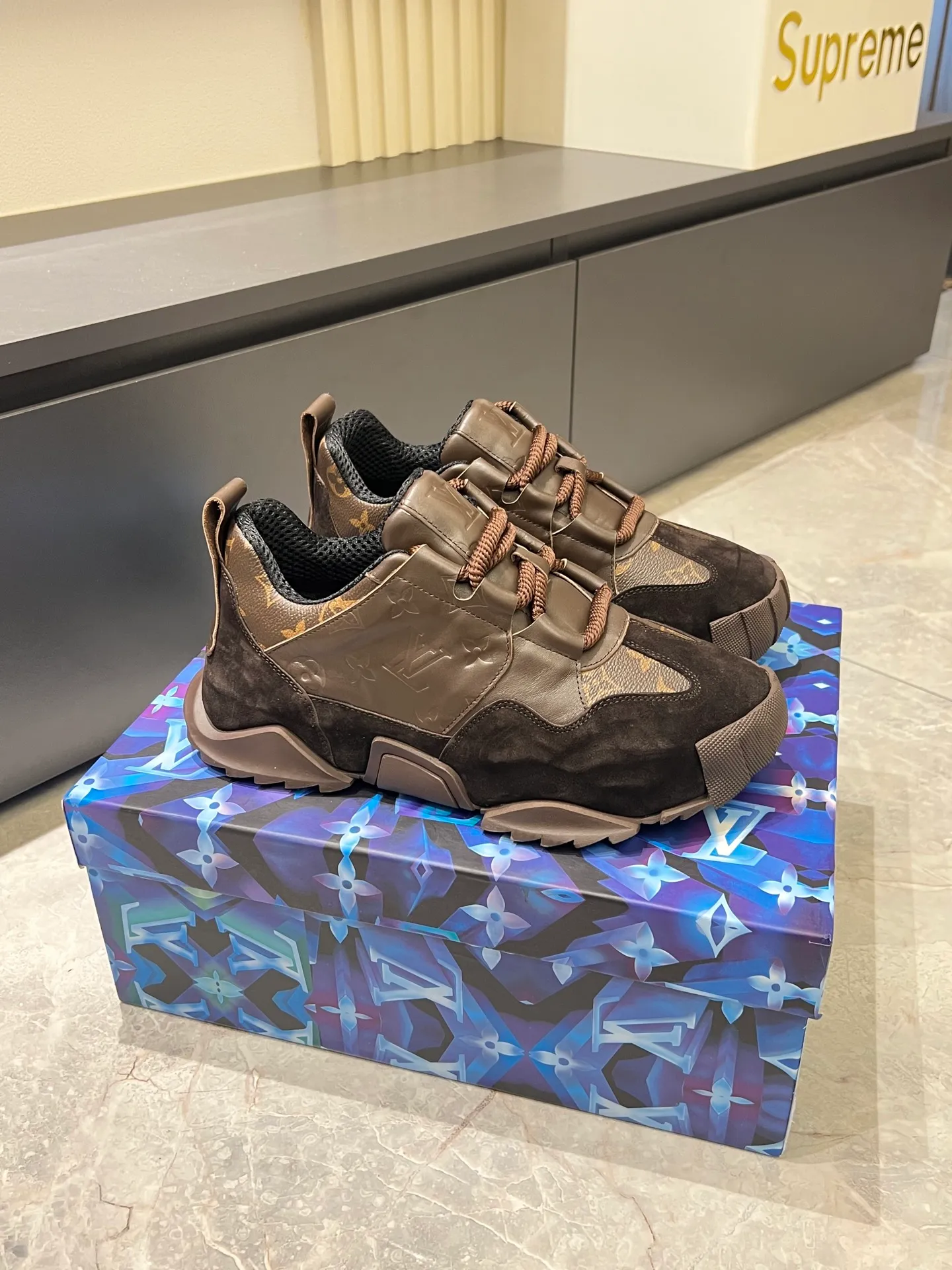 p600 "LOUI* VUITTO*" popular men's casual shoes, genuine development in Italy 💯Purchasing level quality ✔️The upper is made of first-layer cowhide, comfortable and soft sheepskin feet ⚡️ Fashionable and versatile, the toe last shape is firm and full, the soles are made from original LV molds and can be freely entered and exited the counter. Light and comfortable on the feet~Purely handmade, details determine quality! Size:39-44!